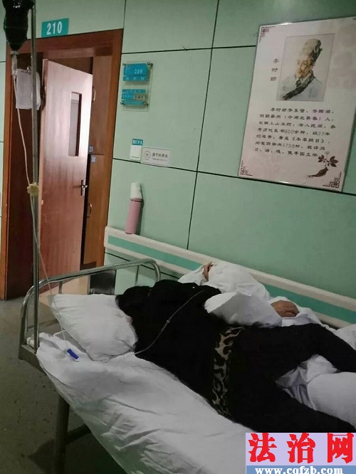 景宁县某医院呼吸肿瘤科住院部患者徐某某躺在病榻上.